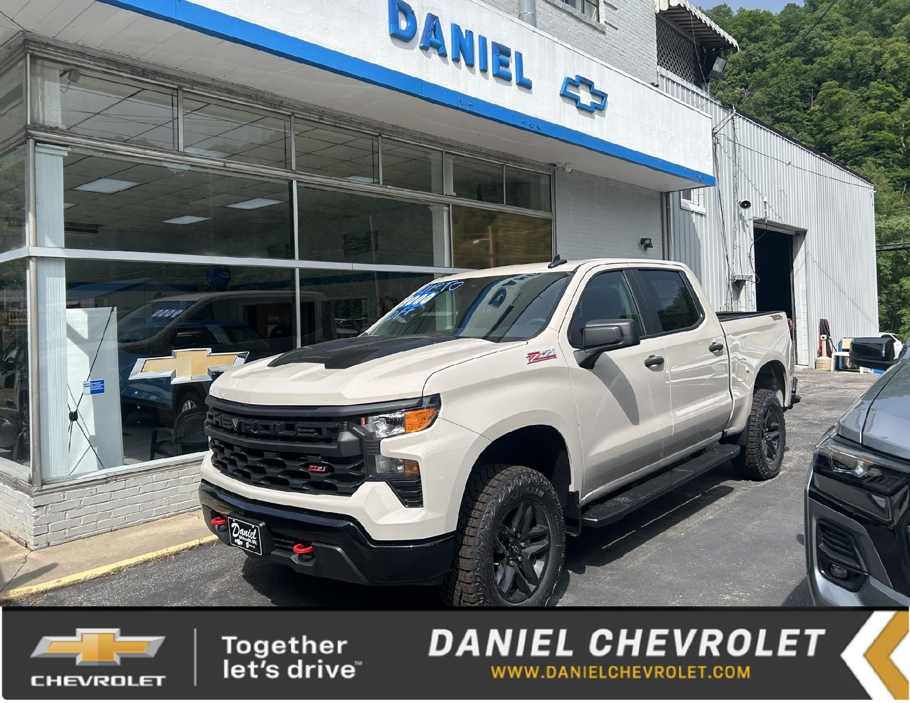 2026 Chevrolet Silverado 1500 Custom Trail Boss in White Sands — front three-quarter view