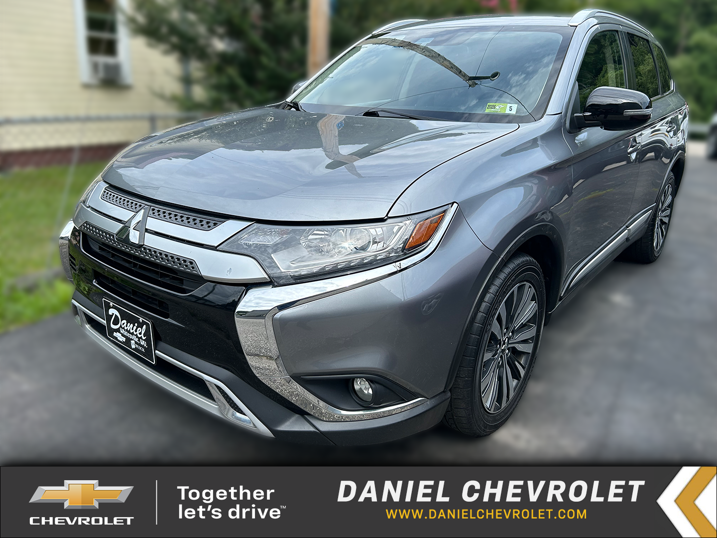 2020 Mitsubishi Outlander SEL 2.4 S-AWC in Gray — front three-quarter view