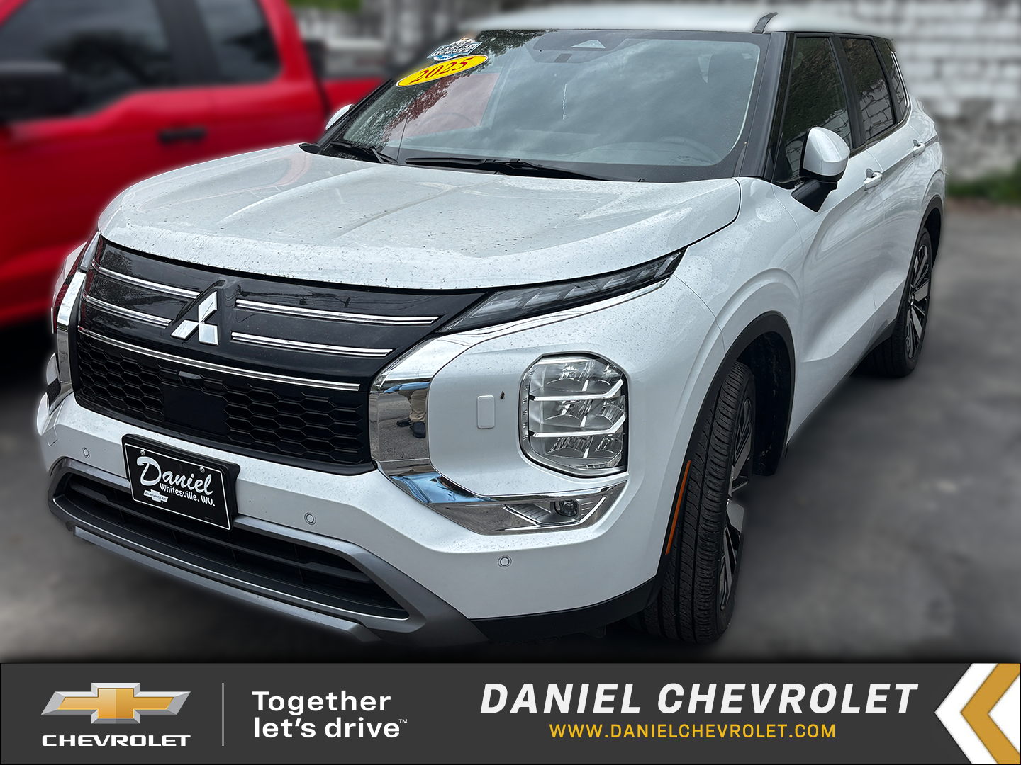 2025 Mitsubishi Outlander SE in Other — front three-quarter view